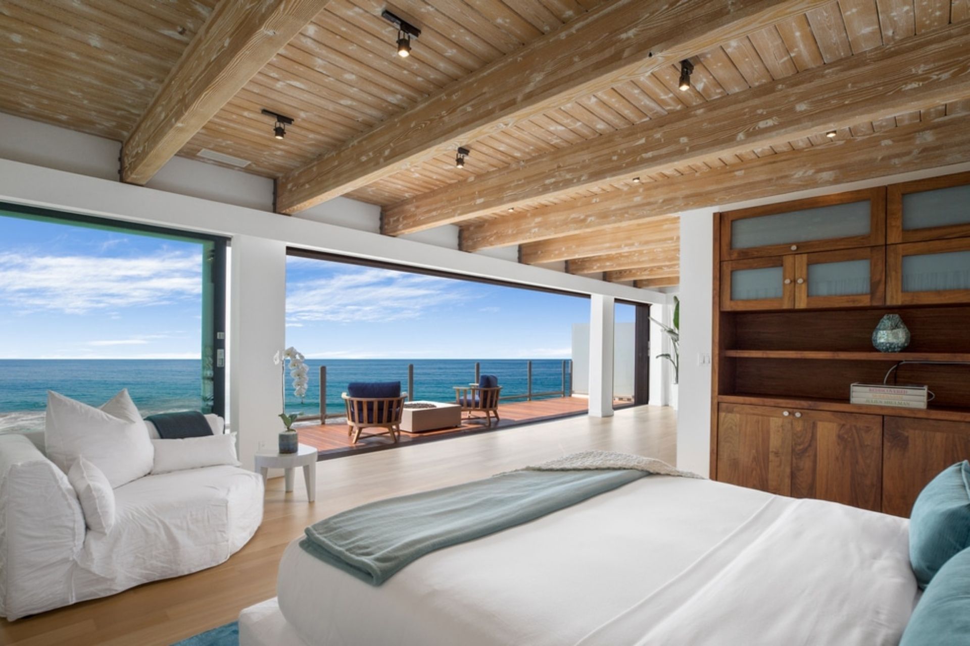 Designing Your Dream Malibu Beach-Style Haven